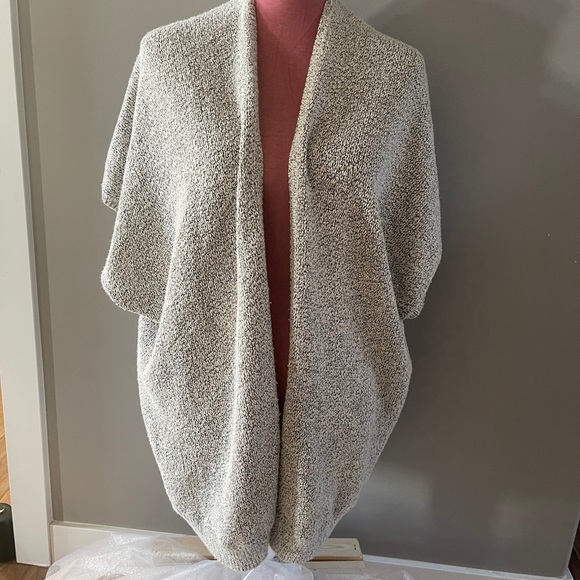 Aritzia Community Iconic Cape XS/S. EEUC - Picture 1 of 3